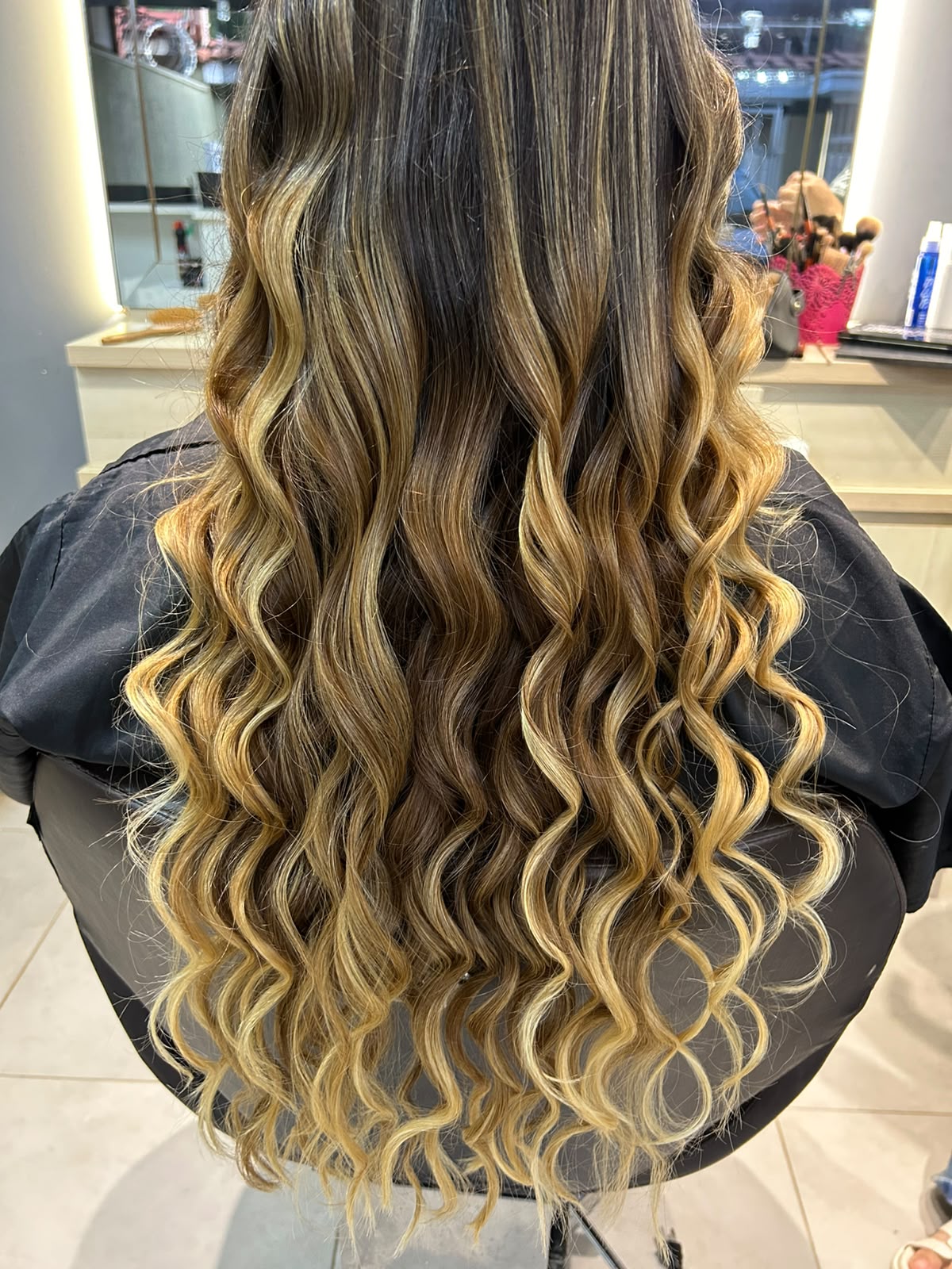 Ondas longas com iluminação e luzes douradas